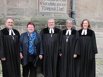 Abschied von Dekan Christoph Liebst (von links): Dekan Andreas Kleefeld, Christine Liebst, Dekan Christoph Liebst, Regionalbischöfin Dorothea Greiner und Pfarrerin Gertrud Göpfert, St. Moriz. Foto: Martin Koch