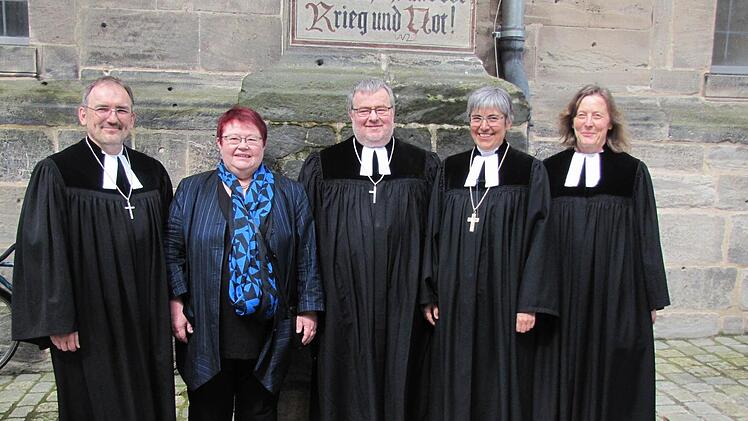 Abschied von Dekan Christoph Liebst (von links): Dekan Andreas Kleefeld, Christine Liebst, Dekan Christoph Liebst, Regionalbischöfin Dorothea Greiner und Pfarrerin Gertrud Göpfert, St. Moriz. Foto: Martin Koch