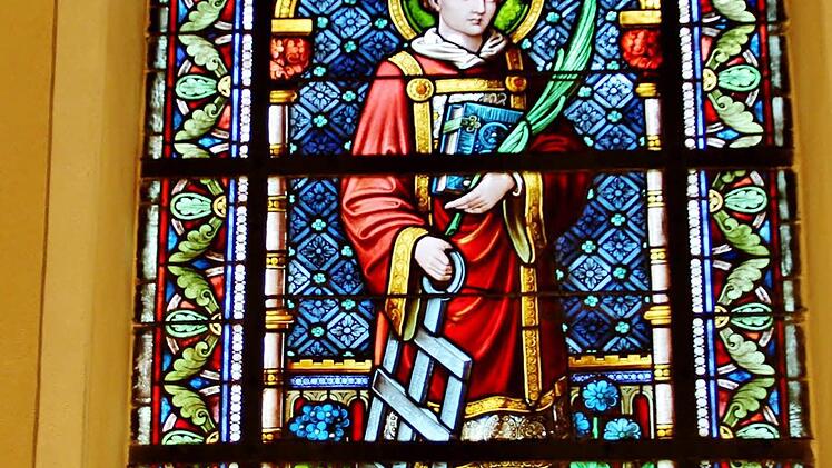 Zeichen der Laurentiusverehrung: Mittelfenster mit dem Kirchenpatron in der Apsis Foto: Werner Vogel