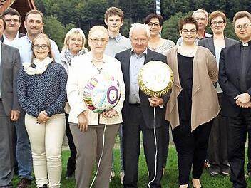 Theresia und Josef Schlee (vorne, mit den Ballons) feierten im Kreise ihrer Familie goldene Hochzeit. Zu den Gratulanten gehörten auch Bürgermeister Jens Korn (links) und Pater Jan Poja (rechts).  Foto: Susanne Deuerling