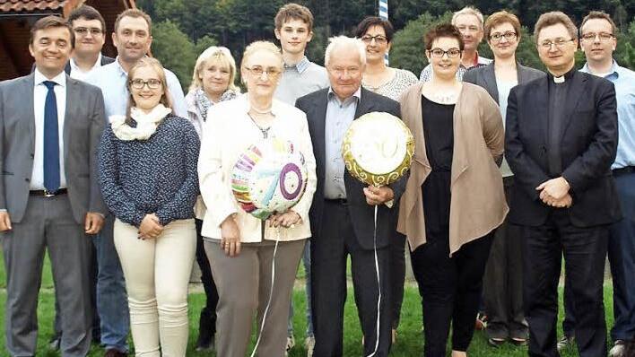 Theresia und Josef Schlee (vorne, mit den Ballons) feierten im Kreise ihrer Familie goldene Hochzeit. Zu den Gratulanten gehörten auch Bürgermeister Jens Korn (links) und Pater Jan Poja (rechts).  Foto: Susanne Deuerling
