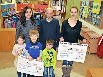 Spendenübergabe im Kindergarten: Annabella, Louis und Matthew halten einen Scheck in den Händen. Den hat zuvor Tamara Seith (links) von Michael Albert (Mitte) überreicht bekommen. Auch Christina Wirsching vom Tierheim Wannigsmühle (rechts) hat einen erhalten. Foto: Kupka-Hahn