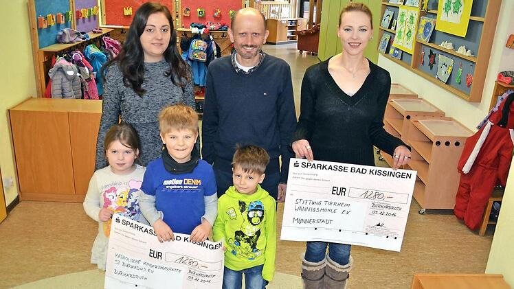 Spendenübergabe im Kindergarten: Annabella, Louis und Matthew halten einen Scheck in den Händen. Den hat zuvor Tamara Seith (links) von Michael Albert (Mitte) überreicht bekommen. Auch Christina Wirsching vom Tierheim Wannigsmühle (rechts) hat einen erhalten. Foto: Kupka-Hahn