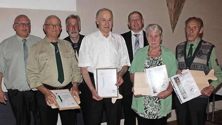 Drei Gründungsmitglieder wurden vom Vorsitzenden Werner Pickel (l.) ausgezeichnet. Kilian Wächtler (Bildmitte) und Rudolf Stirnweiß (2. v. l.) wurden zudem zu neuen Ehrenmitgliedern ernannt.  Foto: Evi Seeger