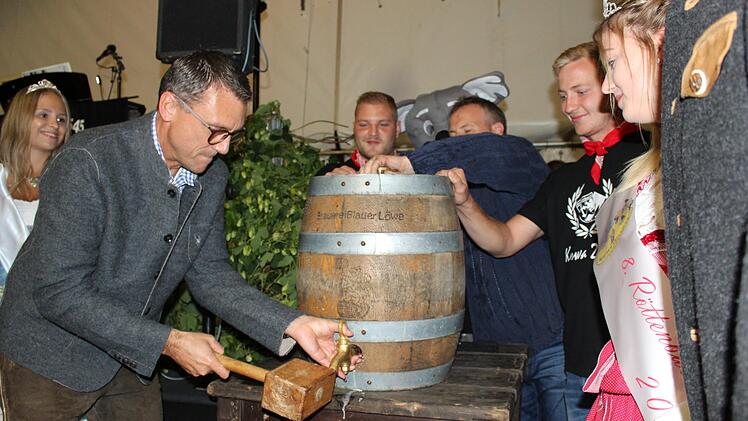 Nur einen Schlag brauchte B&uuml;rgermeister Ludwig Wahl - und schon floss das R&ouml;ttenbacher Kerwa-Bier.