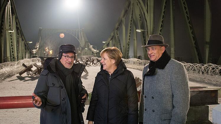 Ende 2014 drehte Starregisseur Steven Spielberg (links) mit Hollywoodstar Tom Hanks an und auf der Glienicker Br&uuml;cke Szenen f&uuml;r den Historienfilm "Bridge of Spies". Einen Besuch am Set lie&szlig; sich die damalige Kanzlerin Angela Merkel nicht entgehen.