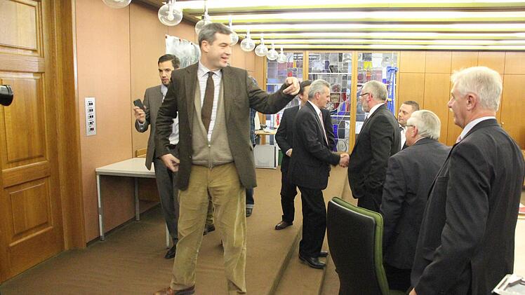Minister Söder verlässt den Kronacher Sitzungssaal.  Foto: Friedwald Schedel