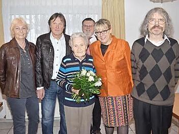 Über die Glückwünsche zum 90. Geburtstag freute sich Anna Backer, hier mit (von links) Schwiegertochter Barbara, Sohn Alfred, 2. Bürgermeister Arno Hoffmann, Tochter Helene Steiner und Pater Helmut Haagen. Foto: K.- H. Hofmann