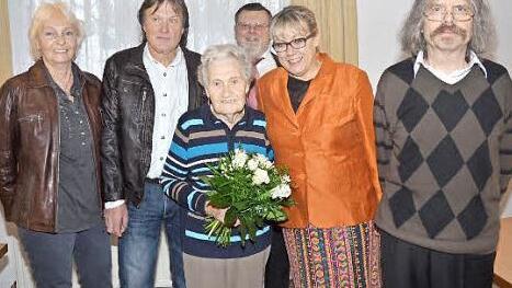 Über die Glückwünsche zum 90. Geburtstag freute sich Anna Backer, hier mit (von links) Schwiegertochter Barbara, Sohn Alfred, 2. Bürgermeister Arno Hoffmann, Tochter Helene Steiner und Pater Helmut Haagen. Foto: K.- H. Hofmann