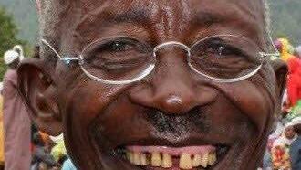 Diesem Mann aus Ruanda ist die Freude über die Brille regelrecht ins Gesicht geschrieben. Foto: privat