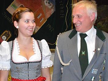 Gau- und Bezirksmeister stellte die SG Junkersdorf schon mehrfach. Aktuelle Gaujugendkönigin Alina Kraus, die vom Schützenmeister Kurt Schleicher beim Jubiläumsfest den vielen Gästen vorgestellt wurde. Foto: SchmidtGau- und Bezirksmeister stellte die SG Junkersdorf schon mehrfach. Aktuelle Gaujugendkönigin Alina Kraus, die vom Schützenmeister Kurt Schleicher beim Jubiläumsfest den vielen Gästen vorgestellt wurde. Foto: Schmidt