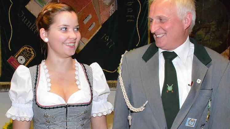 Gau- und Bezirksmeister stellte die SG Junkersdorf schon mehrfach. Aktuelle Gaujugendkönigin Alina Kraus, die vom Schützenmeister Kurt Schleicher beim Jubiläumsfest den vielen Gästen vorgestellt wurde. Foto: SchmidtGau- und Bezirksmeister stellte die SG Junkersdorf schon mehrfach. Aktuelle Gaujugendkönigin Alina Kraus, die vom Schützenmeister Kurt Schleicher beim Jubiläumsfest den vielen Gästen vorgestellt wurde. Foto: Schmidt