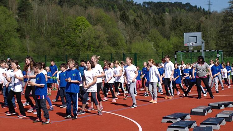 Alle Schüler der Grundschule Rodachtal beim "Clubtanz", einstudiert von Carmen Schnell. Foto: Susanne Deuerling