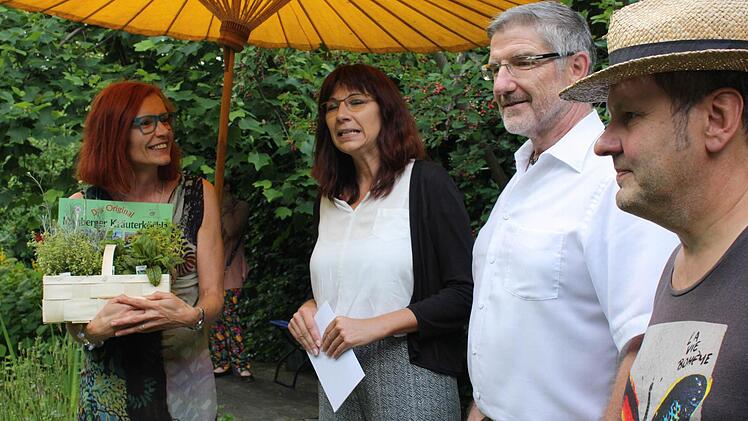 Bei der Eröffnung des "Tags der offenen Gartentür" (von links): Gabriele Graßmuck, Bad Rodachs stellvertretende Bürgermeisterin Christina Butterer, Landrat Michel Busch und Udo Graßmuck. Foto: Henning Schuster