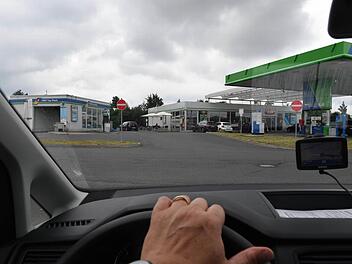 Auf dem Gelände dieser Tankstelle im Gewerbegebiet von Breitengüßbach spielte sich die Auseinandersetzung ab, um die es jetzt vor dem Bamberger Amtsgericht ging. Foto: Ronald Rinklef