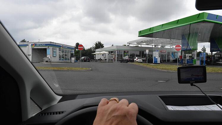 Auf dem Gelände dieser Tankstelle im Gewerbegebiet von Breitengüßbach spielte sich die Auseinandersetzung ab, um die es jetzt vor dem Bamberger Amtsgericht ging. Foto: Ronald Rinklef