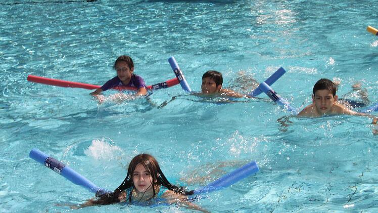 Schwimmkurs für Flüchtlingskinder im Kulmbacher Freibad Foto: Dagmar Besand