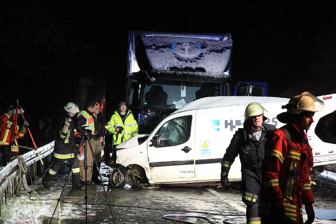 Tödlicher Glätteunfall in Unterfranken – Lkw und Kastenwagen krachen frontal ineinander