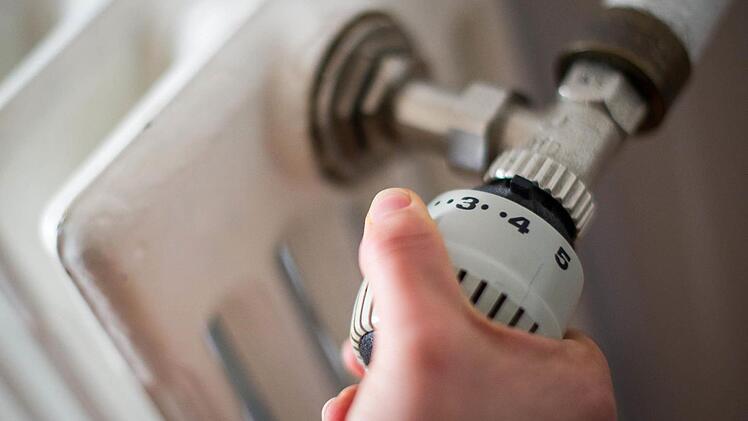 Das Thermostat an der Heizung richtig einzustellen hilft schon beim Energie- und Geldsparen. Wenn die Heizung veraltet und ineffektiv ist, kann eine neue Anlage angezeigt sein.