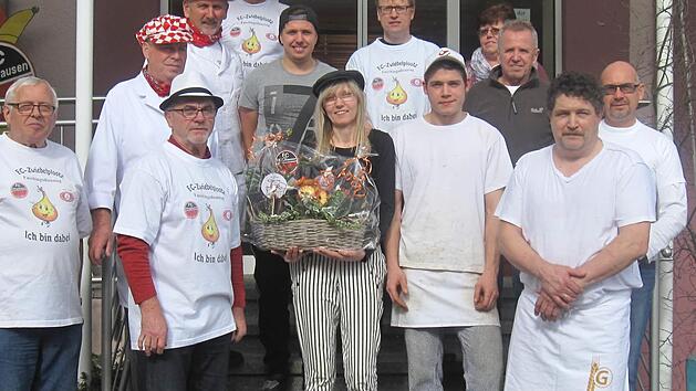 Seit 40 Jahren richtet der FC Eltingshausen in der B&auml;ckerei Martin Karch am Faschingsdienstag einen Plootzverkauf aus. Das Bild zeigt das FC-Helferteam mit B&auml;ckermeister Martin Karch (vorne rechts) sowie Ehefrau Angelika und Sohn Andr&egrave; (vorne Mitte).  Foto: Stefan Geiger