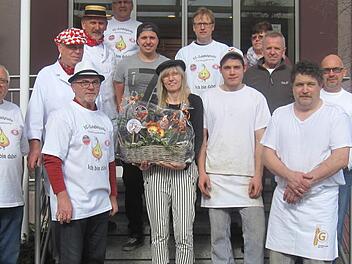 Seit 40 Jahren richtet der FC Eltingshausen in der Bäckerei Martin Karch am Faschingsdienstag einen Plootzverkauf aus. Das Bild zeigt das FC-Helferteam mit Bäckermeister Martin Karch (vorne rechts) sowie Ehefrau Angelika und Sohn Andrè (vorne Mitte).  Foto: Stefan Geiger