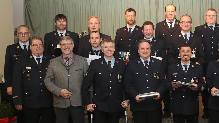 17 Feuerwehrkameraden aus dem Itzgrund wurden für 25 Jahre aktiven Dienst in der Feuerwehr mit dem staatlichen Ehrenzeichen durch Landrat Michael Busch (Dritter von links) ausgezeichnet. Foto: Michael Stelzner