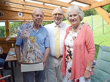 B&uuml;rgermeister Egon Herrmann (Mitte) gratuliert Ilse und Reinhard Klingohr in Gr&uuml;n zur goldenen Hochzeit. Foto: K.- H. Hofmann