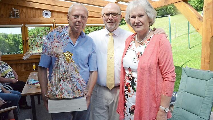 B&uuml;rgermeister Egon Herrmann (Mitte) gratuliert Ilse und Reinhard Klingohr in Gr&uuml;n zur goldenen Hochzeit. Foto: K.- H. Hofmann