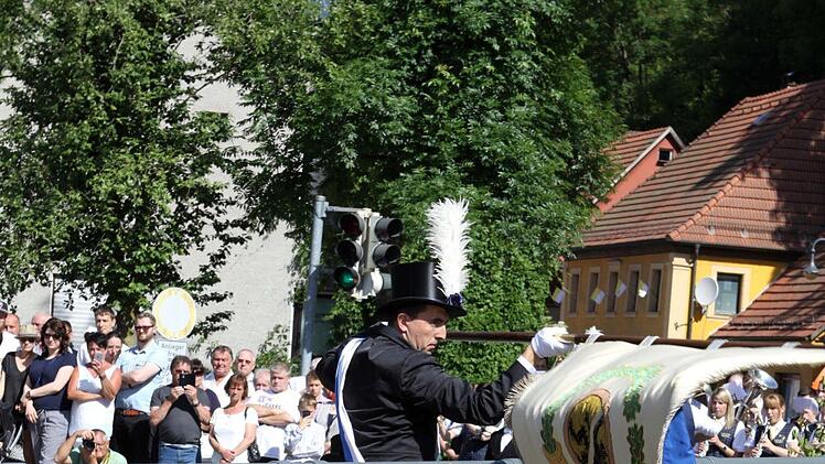 Matthias Zeitler schwenkte in diesem Jahr erstmals als jüngstes Stadtratsmitglied die Fahne an der Schwedenbrücke. Foto: Michael Wunder