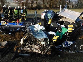 Bei einem schweren Verkehrsunfall ist am Mittwoch im Landkreis Ha&szlig;berge eine Frau ums Leben gekommen.  Eine weitere Frau wurde schwer verletzt. (Foto: Klaus Schmitt)