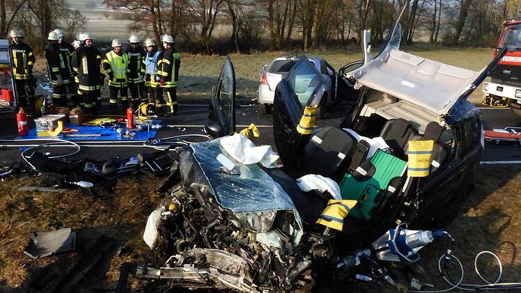 Bei einem schweren Verkehrsunfall ist am Mittwoch im Landkreis Ha&szlig;berge eine Frau ums Leben gekommen.  Eine weitere Frau wurde schwer verletzt. (Foto: Klaus Schmitt)