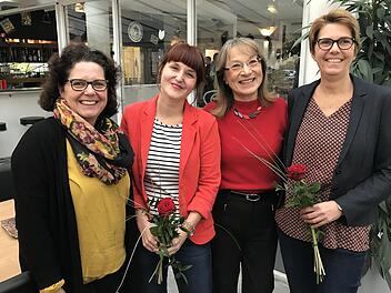 Sandra Wüstner (l.) und Renate Schroff (2.v.r) verabschieden Sarah Lindner (2.v.l.) und begrüßen Susanna Gräwe.  Foto: Michael Busch