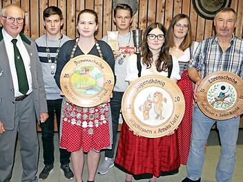 Weitere erfolgreiche Junkersdorfer Schützen (von links): Schützenmeister Kurt Schleicher, Zweiter Ritter Hannes Weitz, Laura Dirauf (Damenscheibe), Erster Ritter Samuel Förster, Jugendkönigin Annika Lurz, Daniela Kern und Dieter Arnold (Ehrenscheibe)  Fotos: Helmut Will
