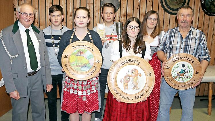 Weitere erfolgreiche Junkersdorfer Schützen (von links): Schützenmeister Kurt Schleicher, Zweiter Ritter Hannes Weitz, Laura Dirauf (Damenscheibe), Erster Ritter Samuel Förster, Jugendkönigin Annika Lurz, Daniela Kern und Dieter Arnold (Ehrenscheibe)  Fotos: Helmut Will