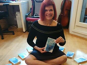 Monika Hanshans an dem Tag, an dem sie ihr Buch zum ersten Mal in Händen hielt. Foto: Matthias Ruttmann