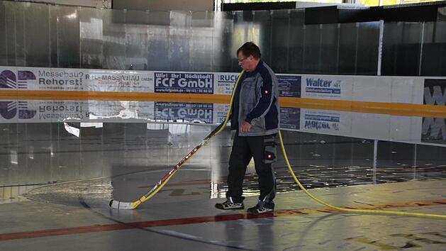 Im wahrsten Sinne spiegelglatt: Die Eisfl&auml;che wird pr&auml;pariert, damit am Samstag das Training beginnen kann.