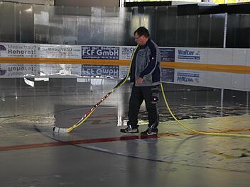 Im wahrsten Sinne spiegelglatt: Die Eisfläche wird präpariert, damit am Samstag das Training beginnen kann.