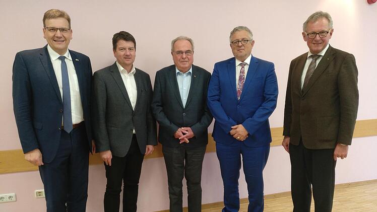 Beim Festakt: (von links) Stefan Hörtler, Staatssekretär Sandro Kirchner, Dr. Günter Reichert, Prof. Dr. Peter M. Huber, Hans Knapek. Foto: Klaus Werner
