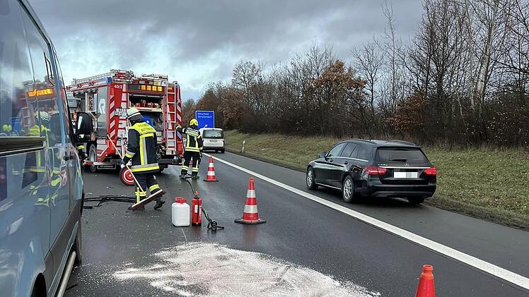 A73 bei Hirschaid: Auffahrunfall mit drei Fahrzeugen - Zwei Personen im Rettungswagen