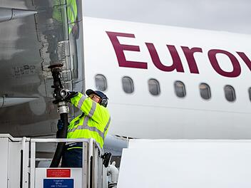 Betankung eines Eurowings-Flugzeugs