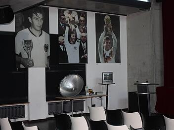 Zur Eröffnung des Fußballmuseums wurde die Fortuna Kulturfabrik fußballhistorisch mit Bildern der Weltmeister geschmückt.  Fotos: Christian Bauriedel