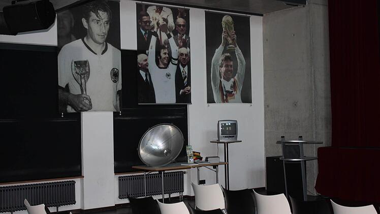 Zur Eröffnung des Fußballmuseums wurde die Fortuna Kulturfabrik fußballhistorisch mit Bildern der Weltmeister geschmückt.  Fotos: Christian Bauriedel