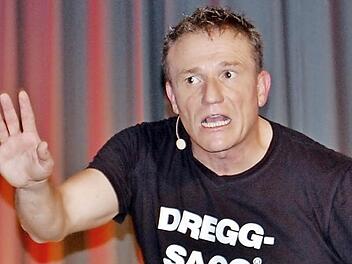 Der Kabarettist Michl Müller kommt in seiner Heimat nach wie vor am besten an, wenn er das regionale Geschehen aufs Korn nimmt.  Foto: Sigismund von Dobschütz