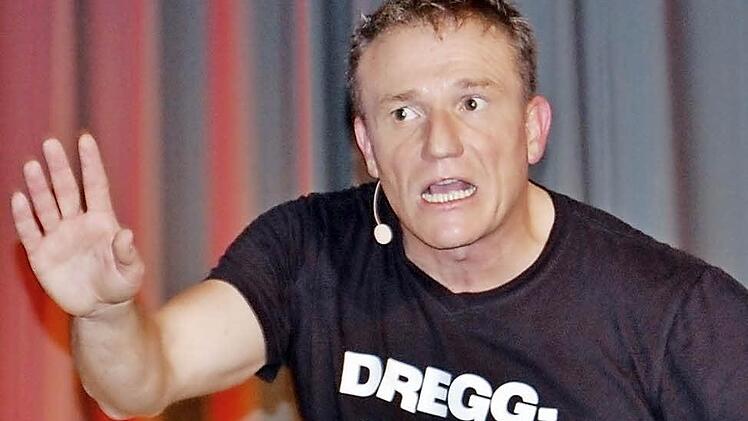 Der Kabarettist Michl Müller kommt in seiner Heimat nach wie vor am besten an, wenn er das regionale Geschehen aufs Korn nimmt.  Foto: Sigismund von Dobschütz