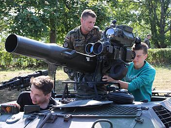 Am "Wiesel" konnten die jungen Leute sich ein Bild machen, wie es ist, in einem solchen gepanzerten Fahrzeug zu sitzen.  Foto: Markus Reeh