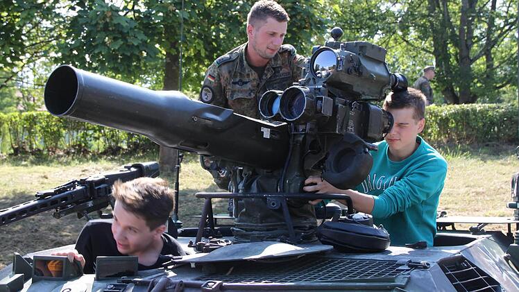 Am "Wiesel" konnten die jungen Leute sich ein Bild machen, wie es ist, in einem solchen gepanzerten Fahrzeug zu sitzen.  Foto: Markus Reeh