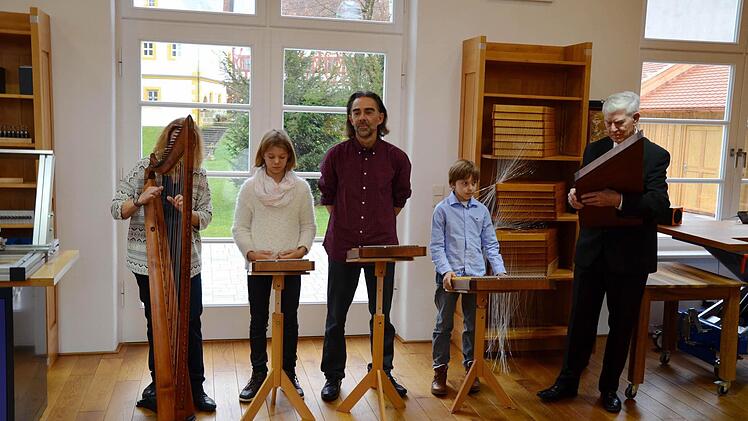 Drei Generationen Spindler machen Musik und erfreuen die Gäste bei der Eröffnung