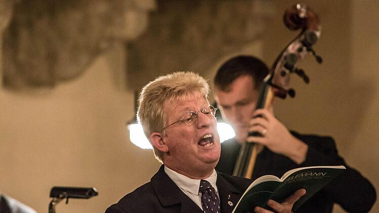 Impressionen vom Adventskonzert in Neustadt mit der Kantorei St. Georg: Stefan Romankiewicz (Tenor)Foto: Jochen Berger