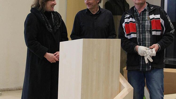Pfarrerin Gertrud Göpfert, Bildhauer Werner Mally und Schreiner Hermann Feckl am Ambo,dem Lesepult.