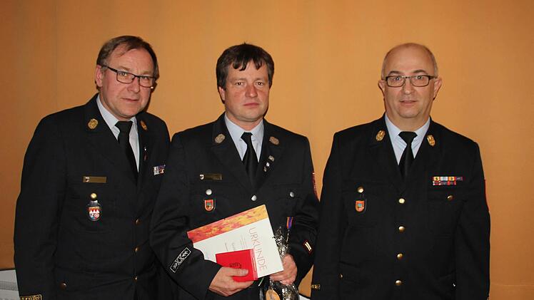 Das Feuerwehrehrenkreuz in Bronze erhielt Kreisbrandmeister (KBM) Guido Schneider (Mitte). KBR Benno Metz (links) und KBI Ronald Geis gratulieren. Foto: Werner Vogel